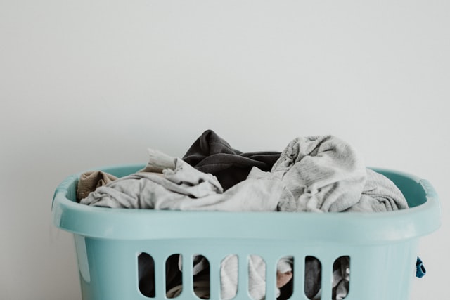 Cesta de lavandería ropa limpia limpieza tareas
